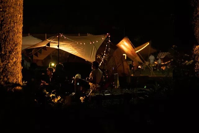 Jeux entre amis autour d&#039,un feu de camp Blog HomeCamper