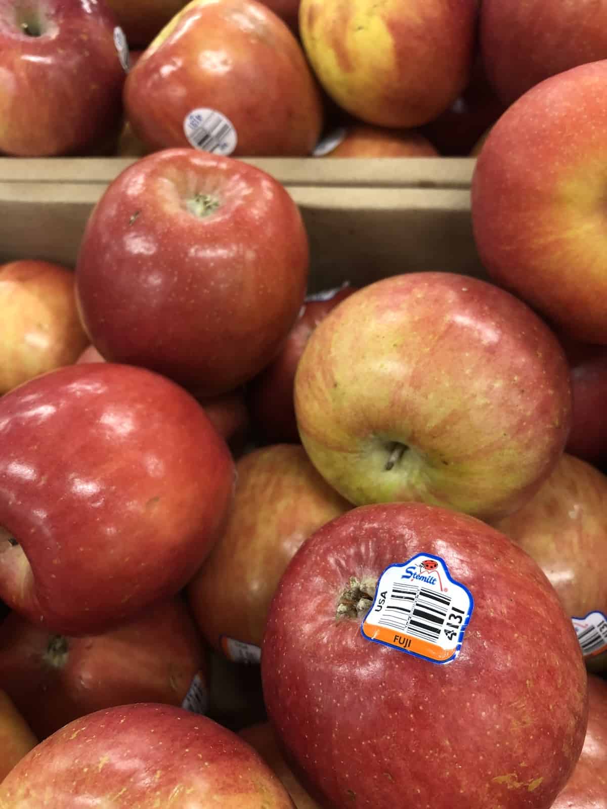 Fuji apples 🍎 🌸 Discover the sweet and crisp world of this beloved variety