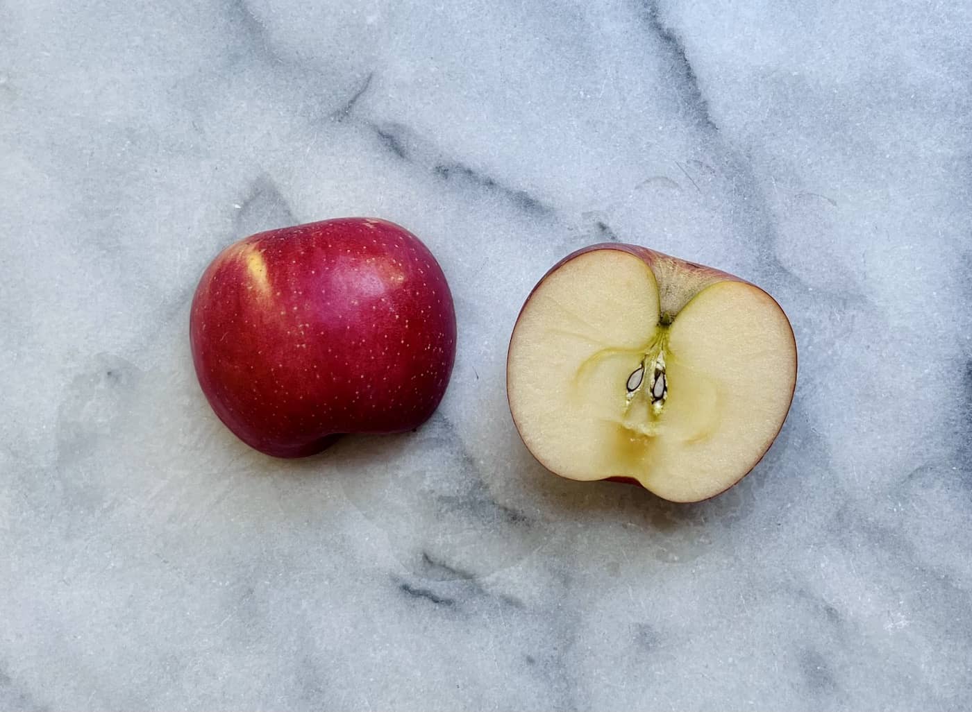 Fuji apples 🍎 🌸 Discover the sweet and crisp world of this beloved variety