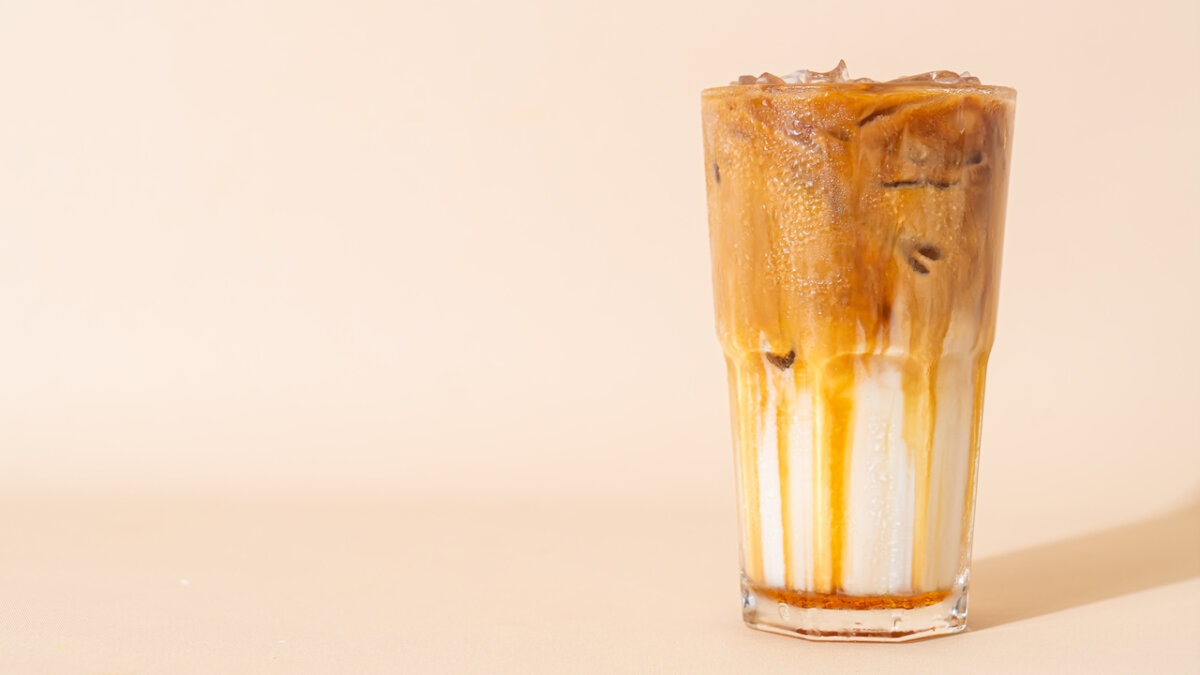 How to Make an Iced Caramel Macchiato (A Recipe)
