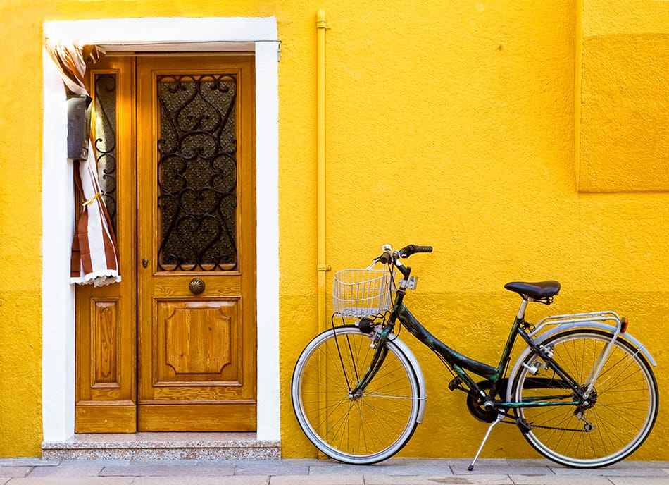 9 Inviting Front Door Colors for a Yellow House Homenish
