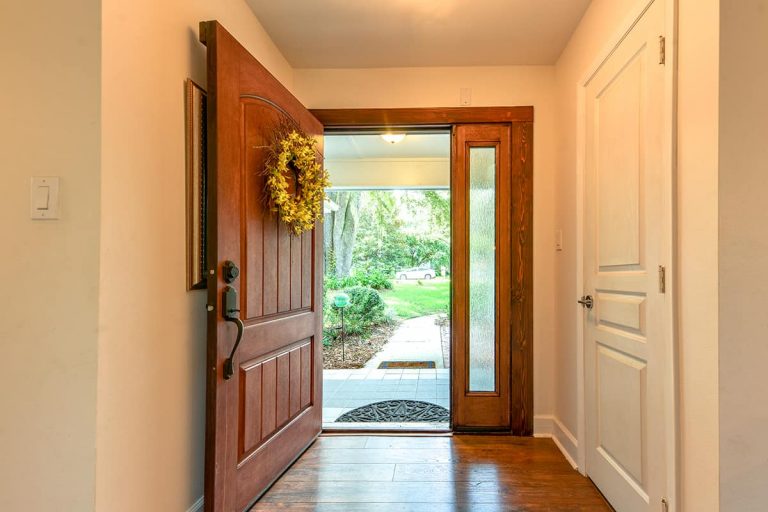 How to Keep Screen Door from Slamming (8 Suggestions) Homenish