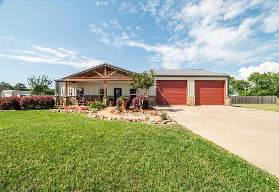 Modern & Quaint Barndominium on a 1.74acre Property (51 HQ Pictures