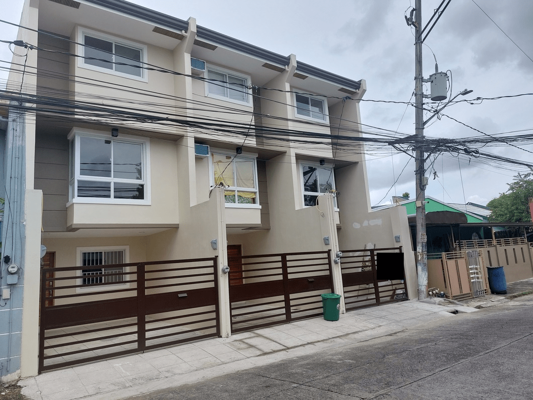 3 Storey Town House And Lot For Sale In Pilar Village Homesearch