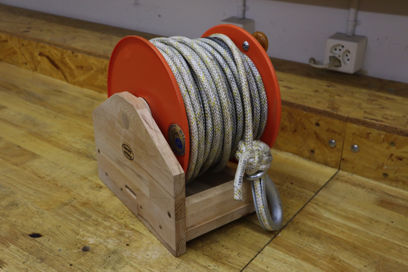 Hand reel for forestry rope