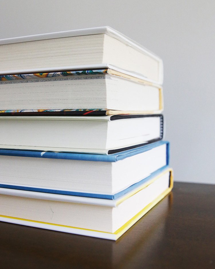 30+ Ways To Responsibly Dispose Of Old Books (Sell, Donate, & Recycle