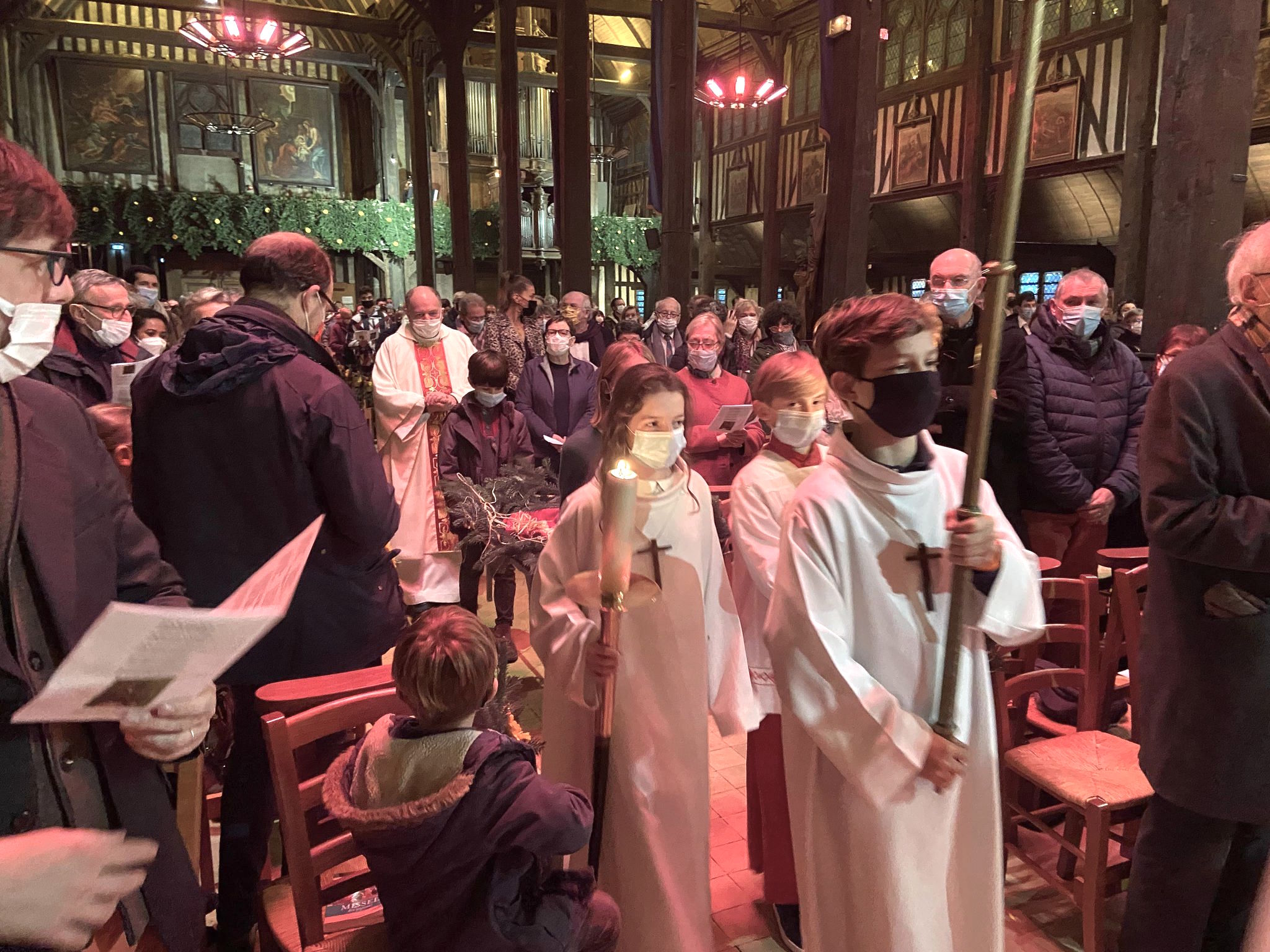 Une messe de la nativité avec port du masque obligatoire... Actualité France