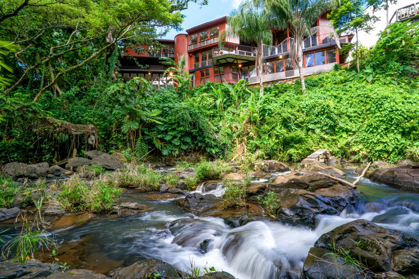 Dowsett Hawaiian Modern Home Hidden Away on Nu‘uanu Stream