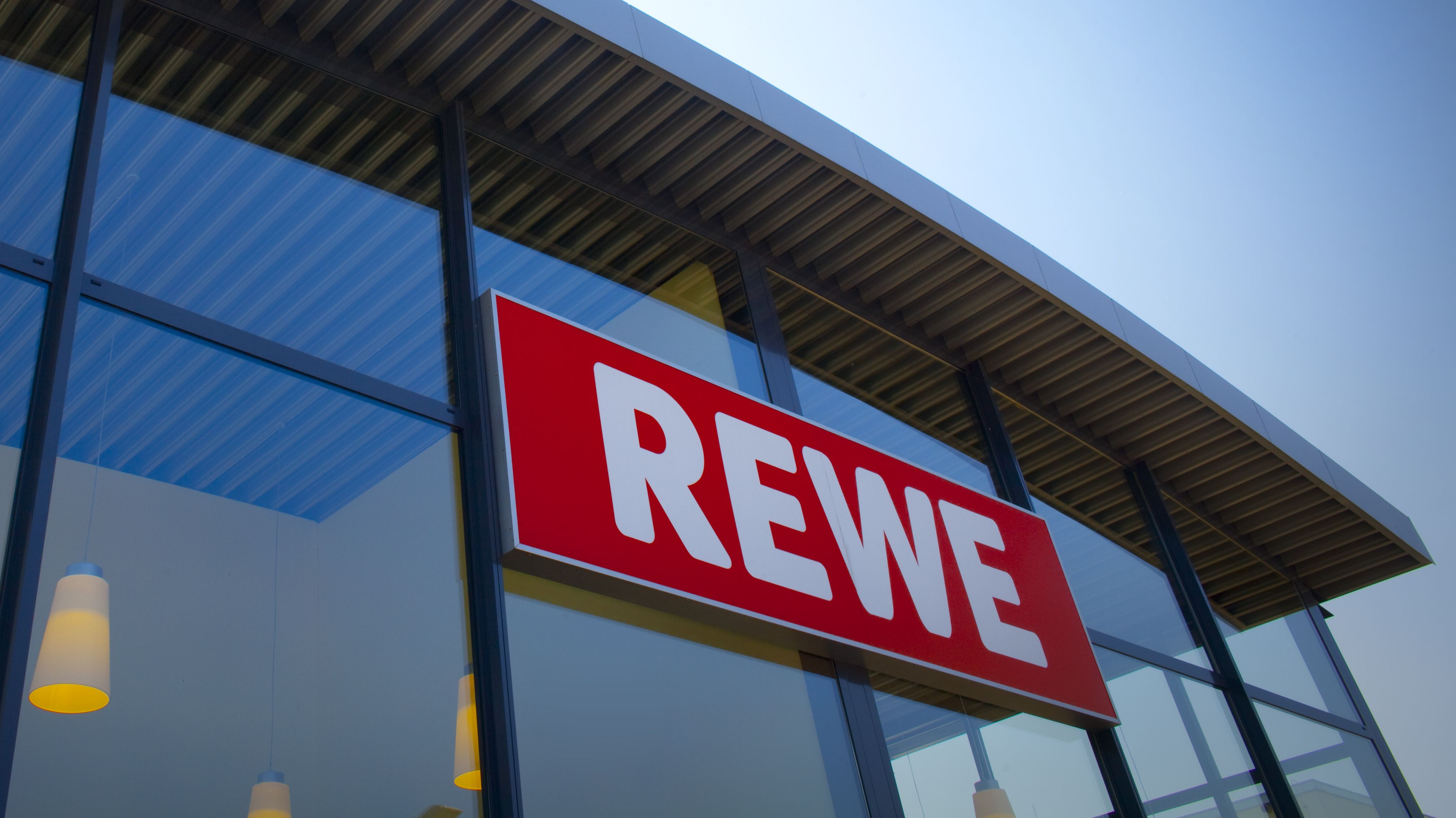 Kooperation Rewe holt sich Starbucks in den Supermarkt