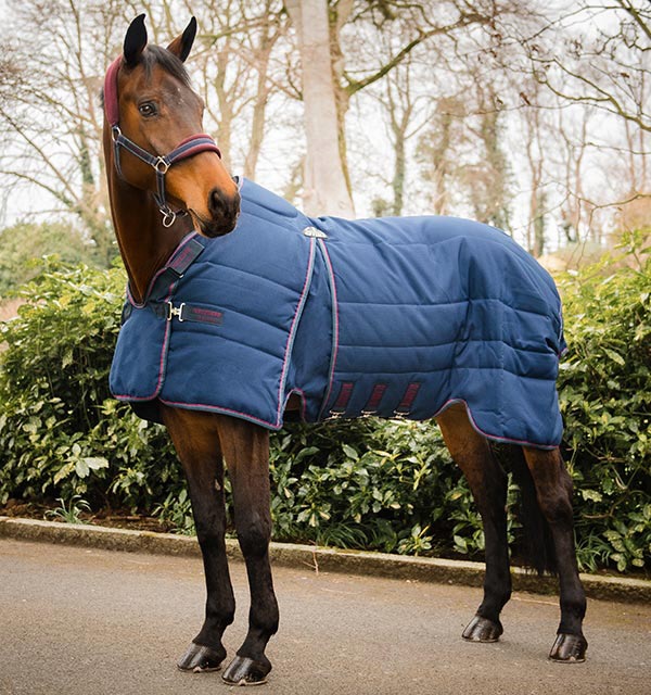 Rambo Optimo Stable Rug, medium 200g, navy/burg 145 cm HWABAF62