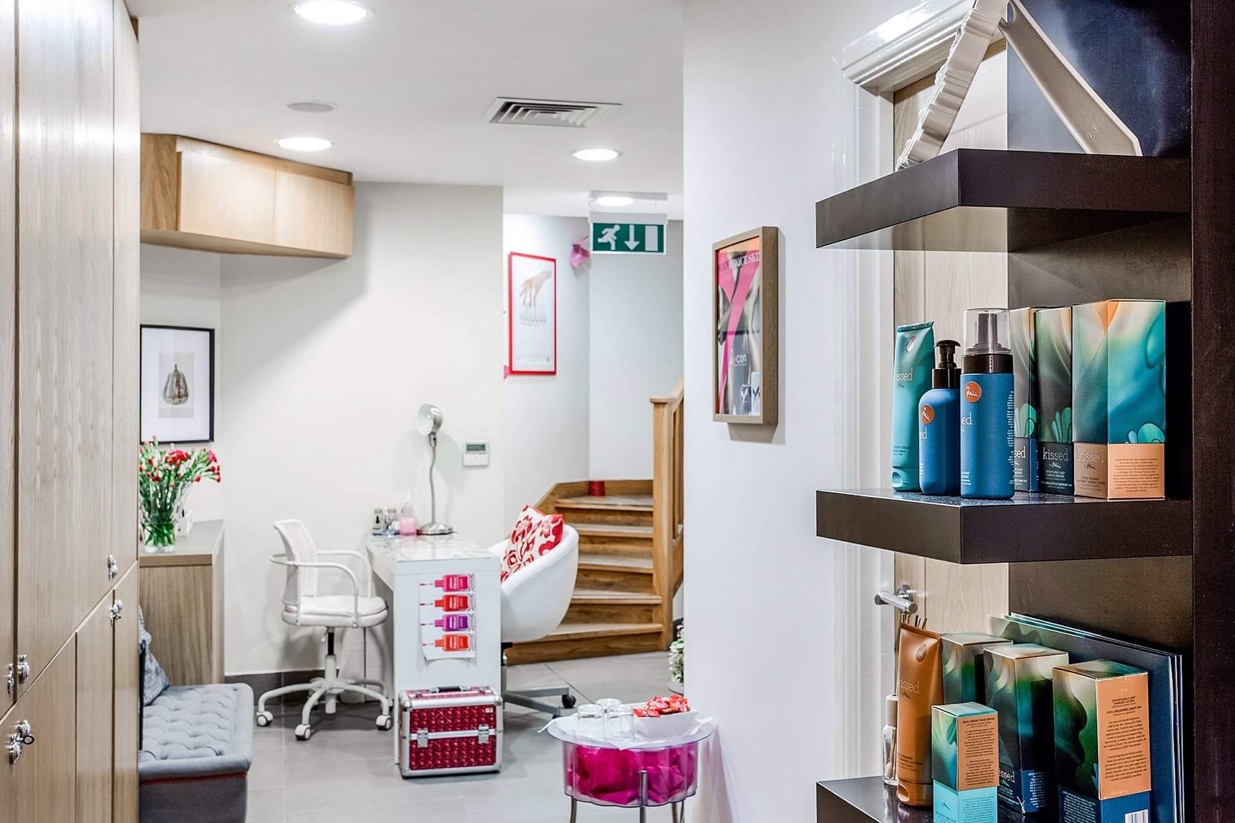 6 Nail Stations to rent in London HotPatch