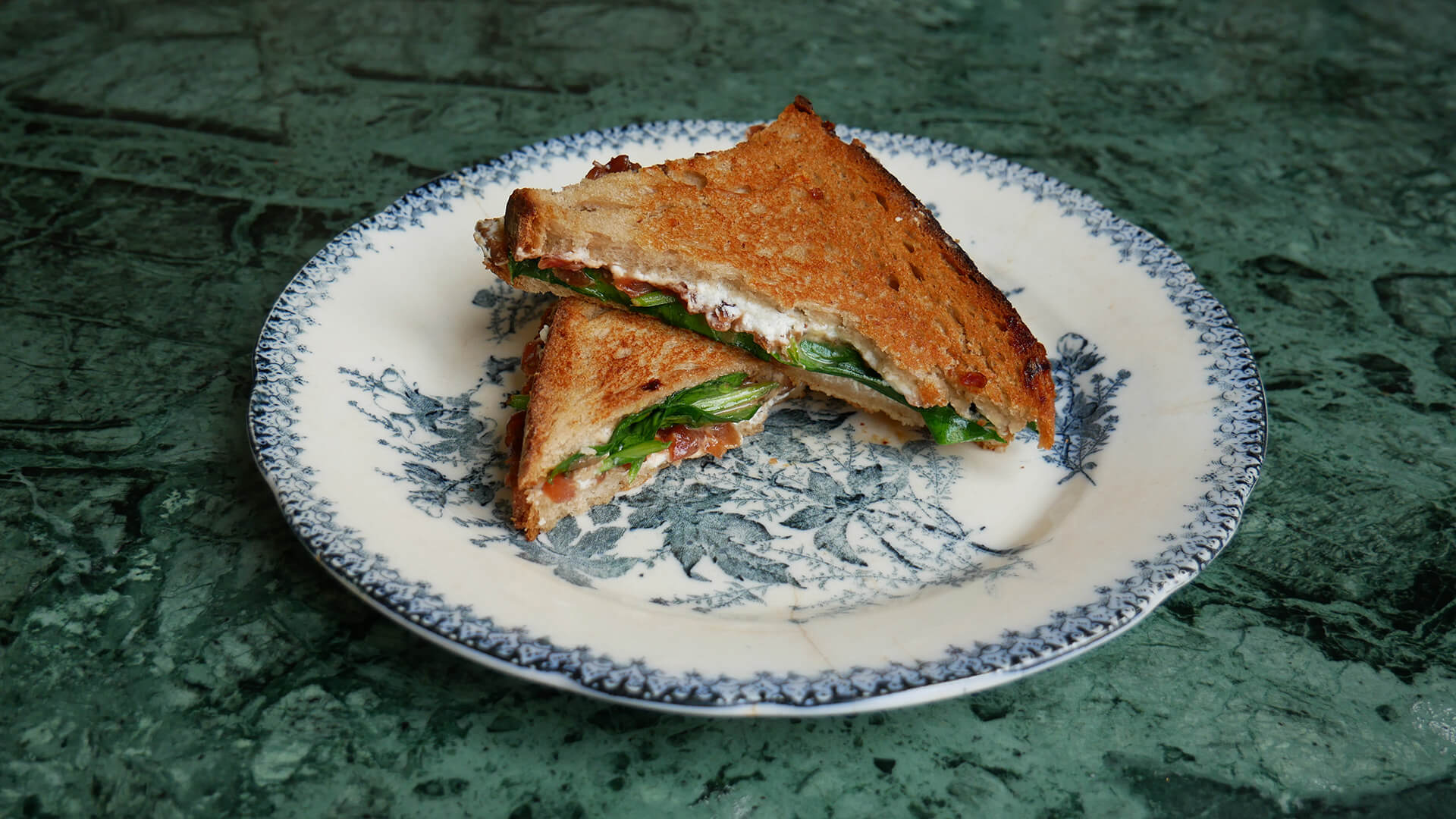 GRILLED CHEESE AU CHEVRE, EPINARDS ET OIGNONS CONFITS HOTTY VEGGIES