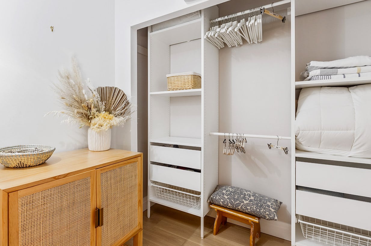 10 Good Wardrobe Design Tips for Small Bedrooms