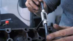Renewing MacPherson-strut inserts | How a Car Works