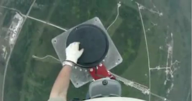 Video The world's most terrifying job How It Works