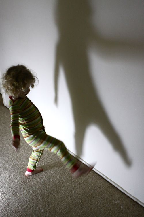 How to play shadow games with children