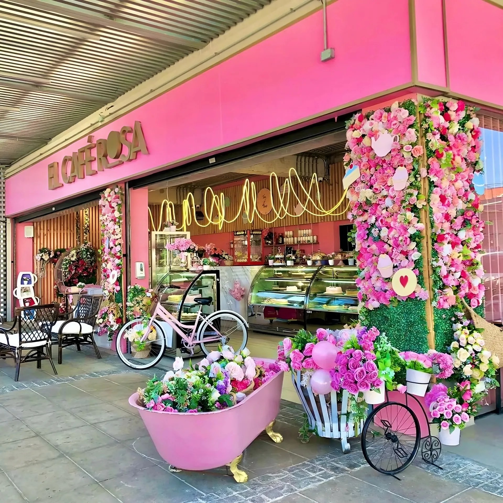 Conoce El Café Rosa, el panorama en Santiago que te hará sentir parte de la película Barbie