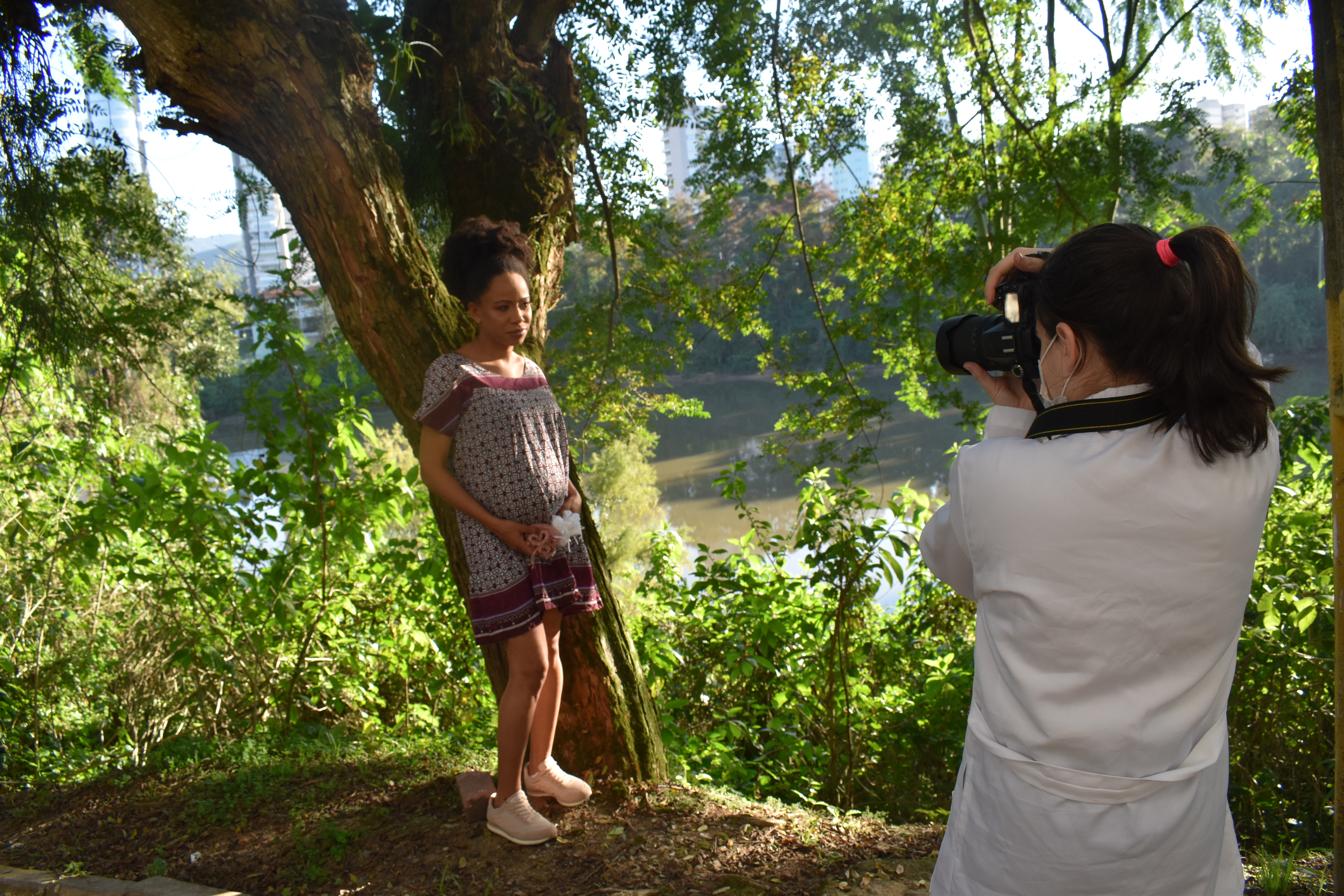 Grávida de gêmeos, paciente ganha ensaio fotográfico e chá de bebê