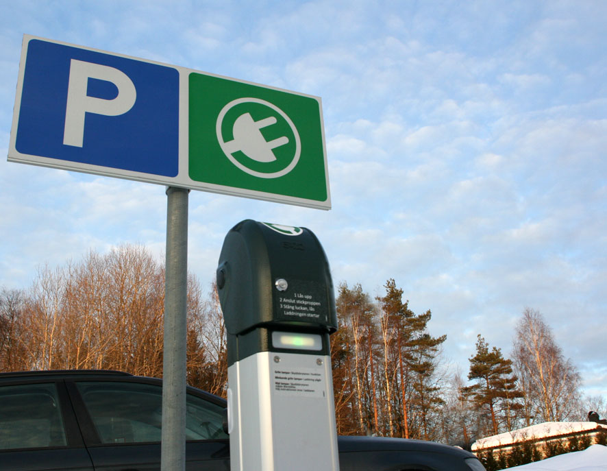 Laddning av elbil i vägguttag förbjudet