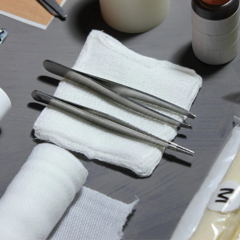 What's First Aid Kit & What Are 10 Items In A First Aid Kit?