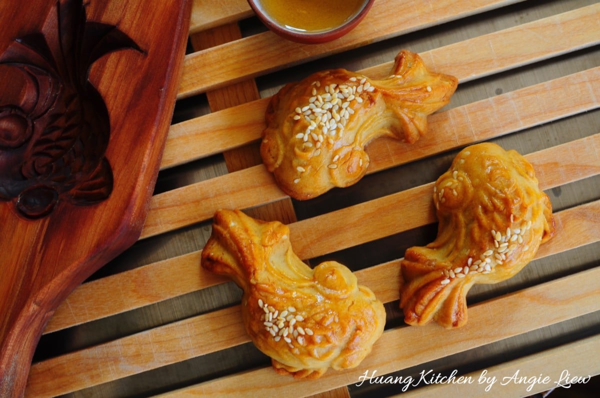 Fish Doll Mooncakes With Chicken Floss Recipe 鸡松鱼儿公仔月饼 Huang Kitchen