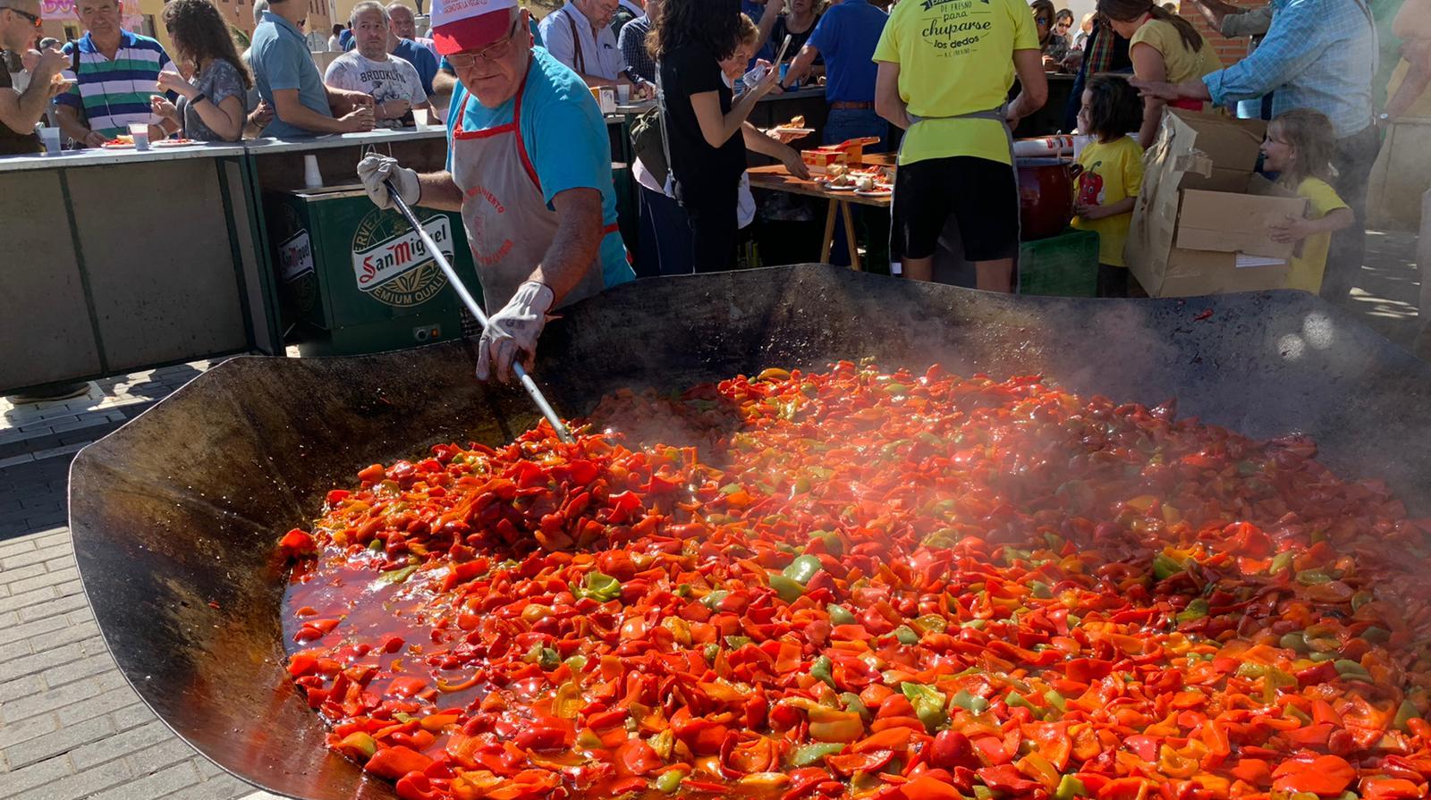 Fresno de la Vega celebró su pintoresca Feria del Pimiento Morrón