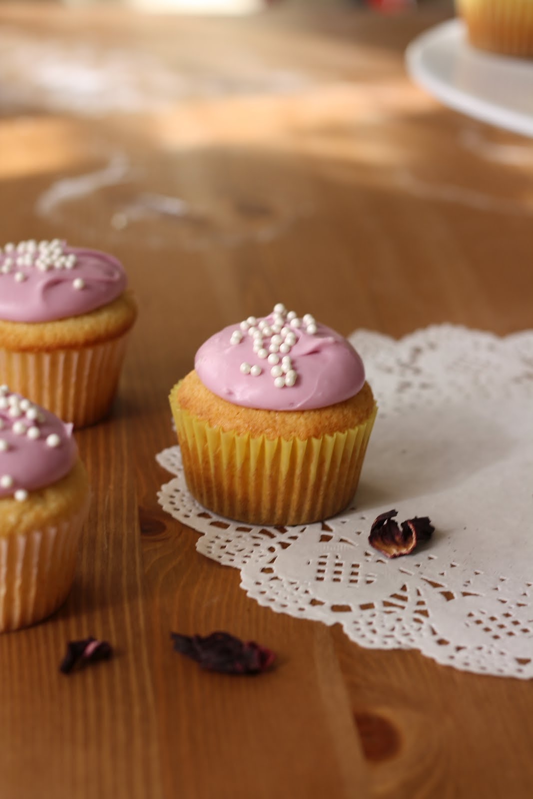 Hummingbird Bakery Lemon Cupcakes... with Hibiscus Cream Cheese Frosting! » Hummingbird High