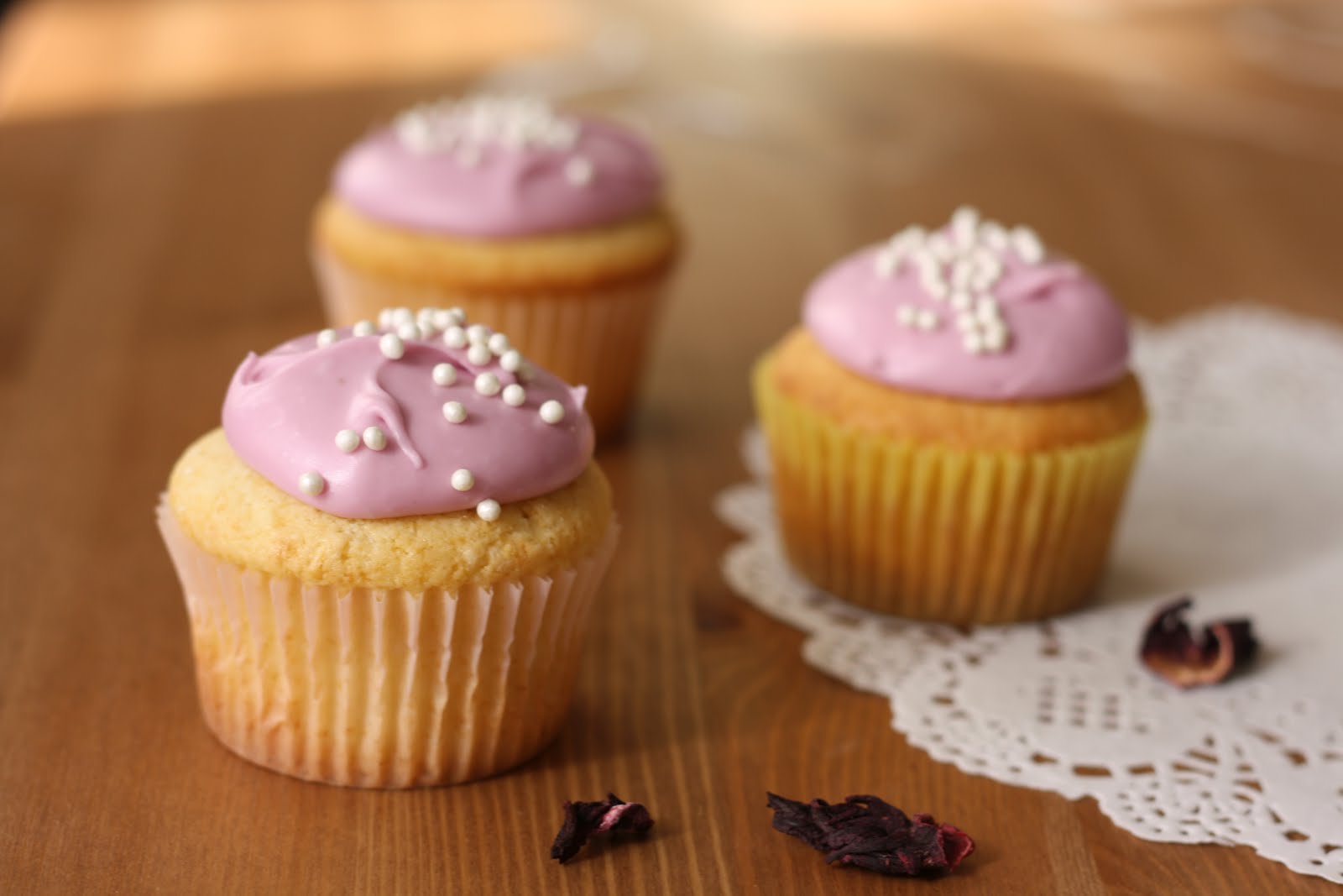 Hummingbird Bakery Lemon Cupcakes... with Hibiscus Cream Cheese Frosting! » Hummingbird High