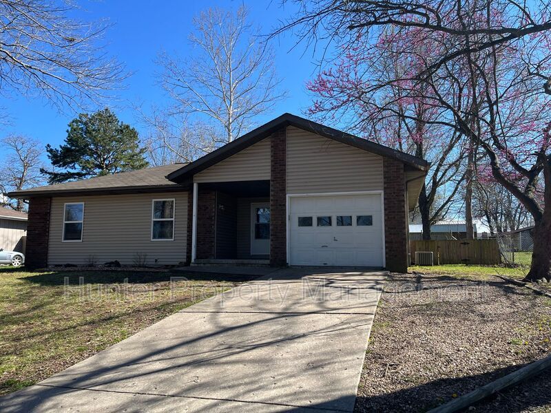 115 Hannah Dr Rogersville, MO 65742 Hunter Property Management