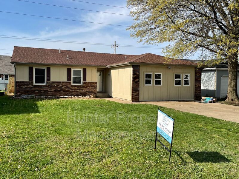 1334 W Downing St Springfield, MO 65807 Hunter Property Management