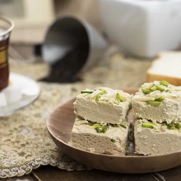 Halva with pistachio Oghab 800 حلوا شکری خلال پسته ای و بادام زمینی