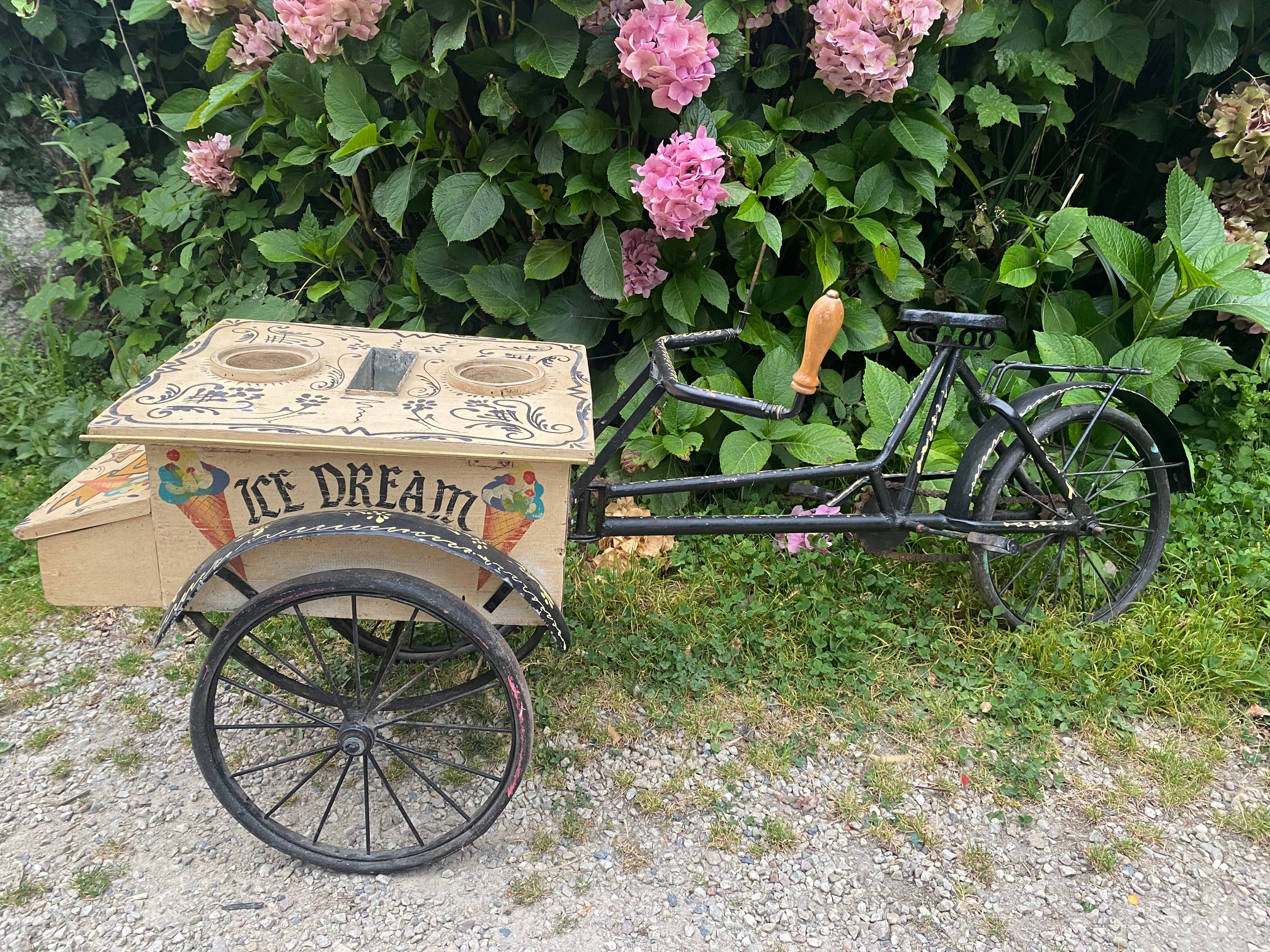 Oakland Collectibles bringing French Ice Cream Cart to Peterborough