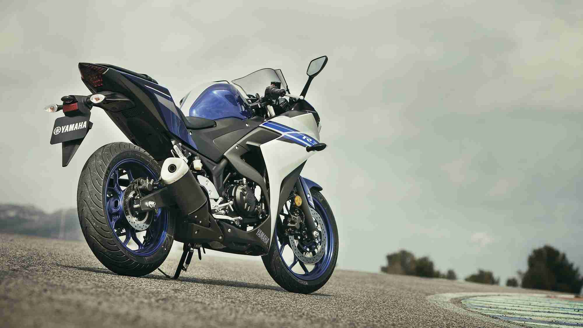 yamaha r3 phone charger