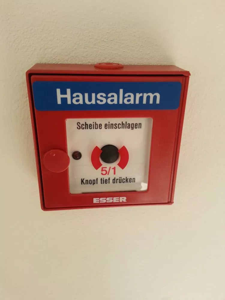 Rote oder blaue Handmelder für die Brandmeldeanlage? Oder Beides