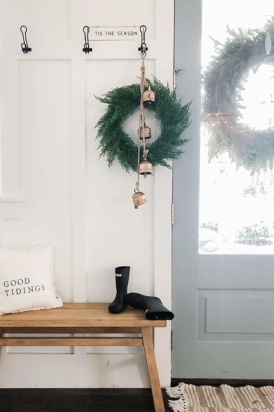 19 Brilliant Christmas Entryway Decorating Ideas