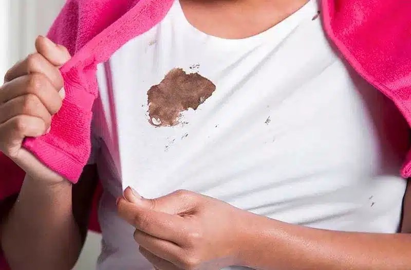 Comment enlever une tâche de coloration sur un vêtement blanc ? iDéco