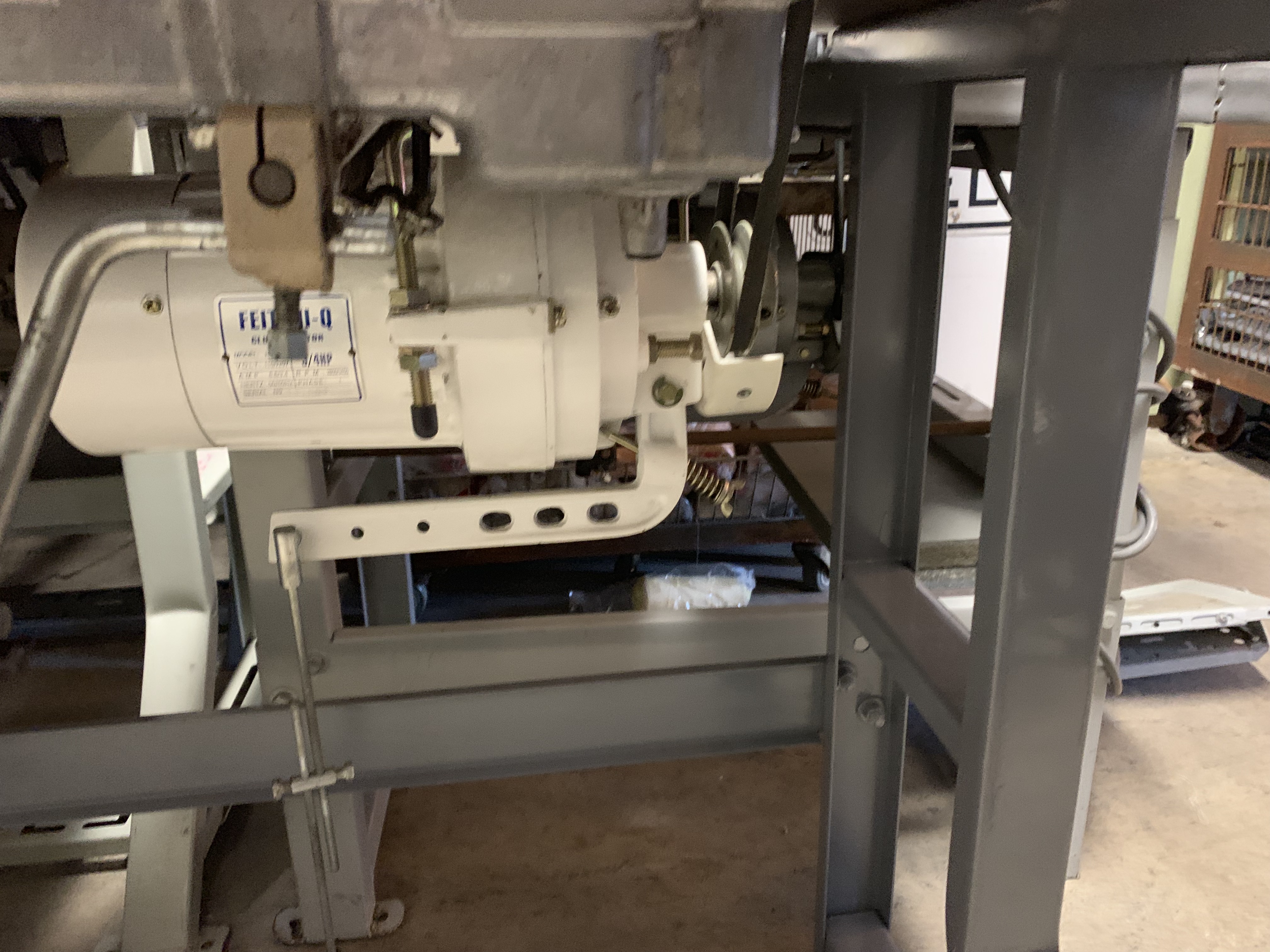 Juki DDL555 Industrial Sewing Machine, compete with table and motor