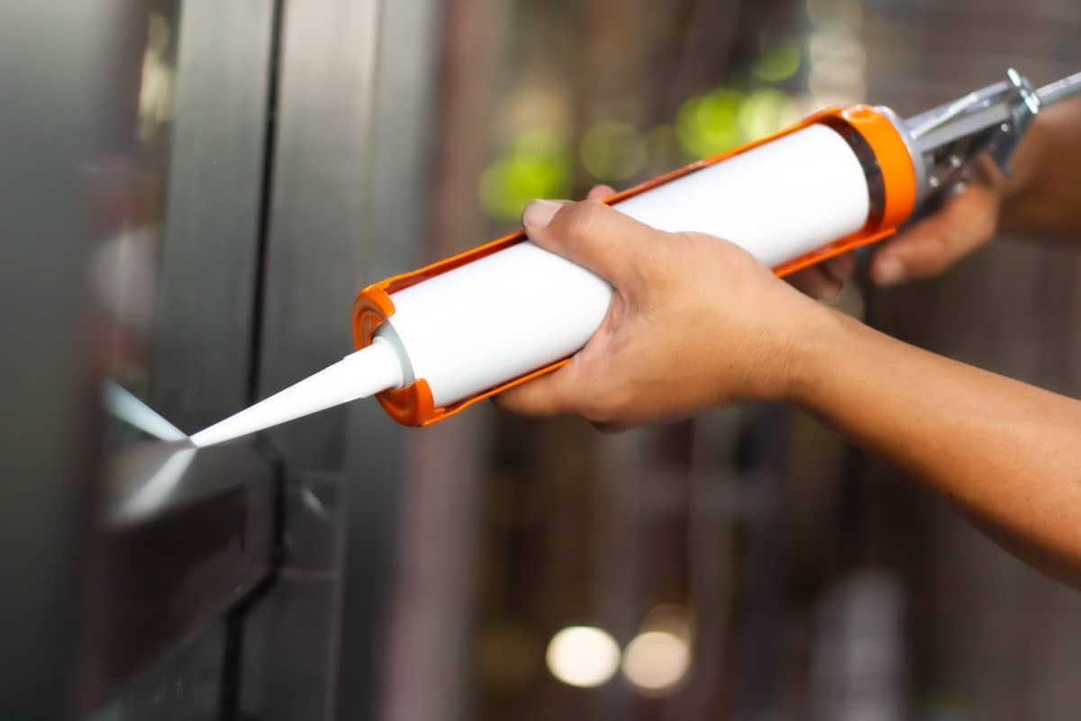 Les différences entre le mastic et le silicone IFETS