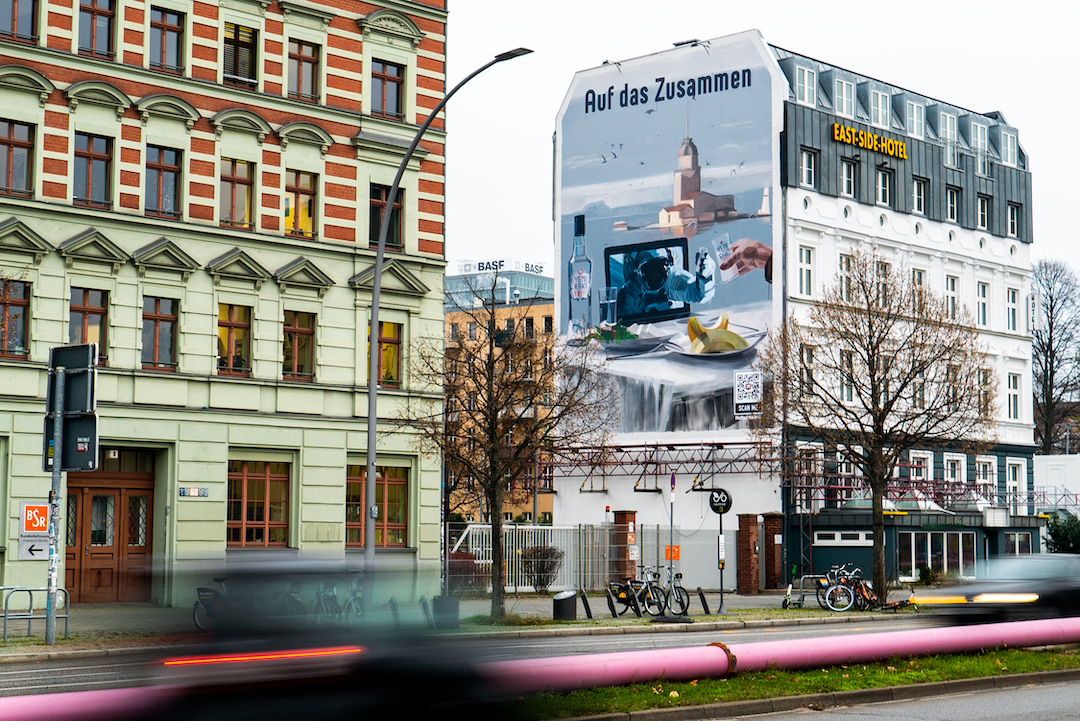 Auf das Zusammen Ein neues, im Dunkeln leuchtendes StreetArtMural