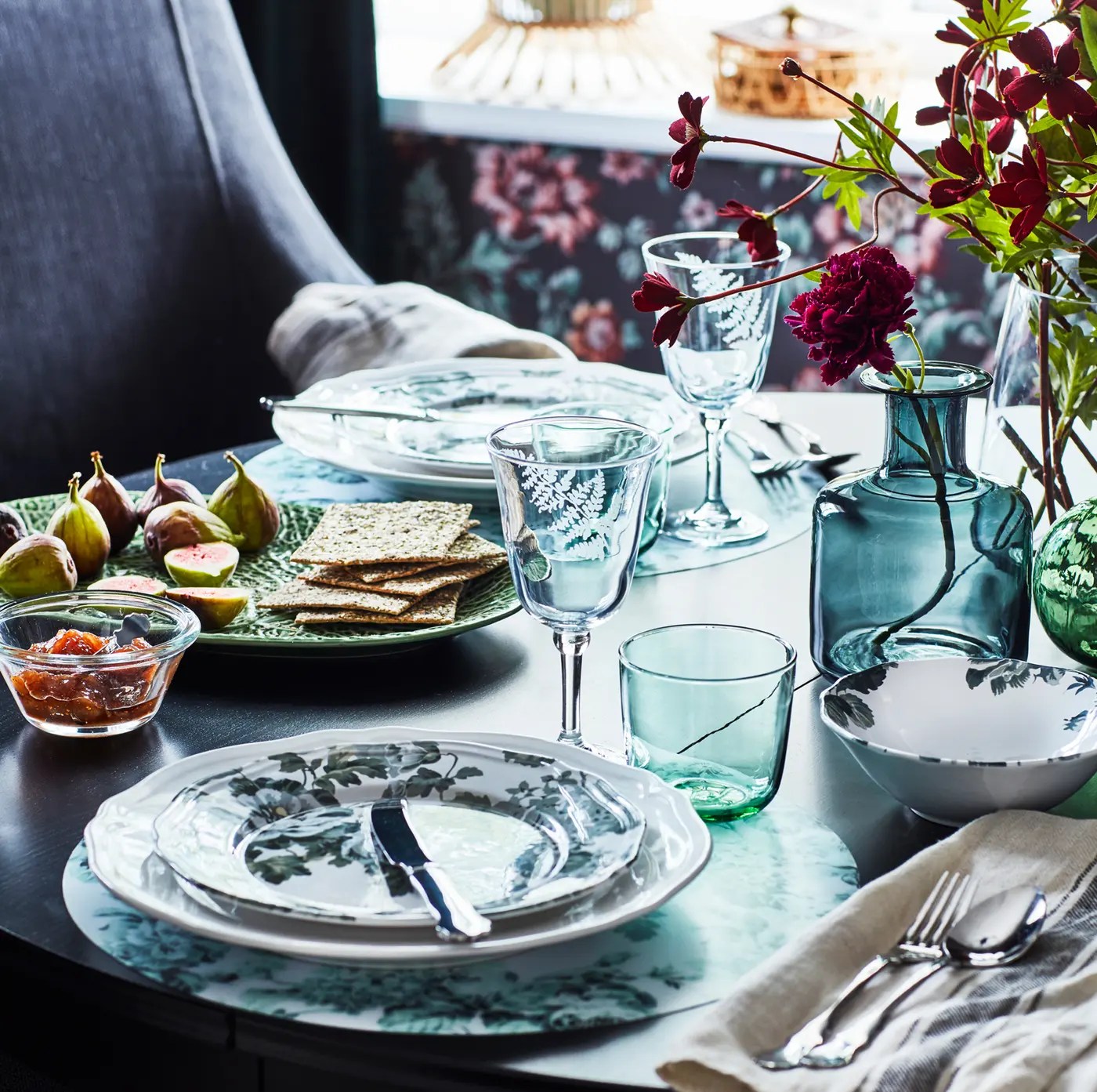 A round table dining solution IKEA