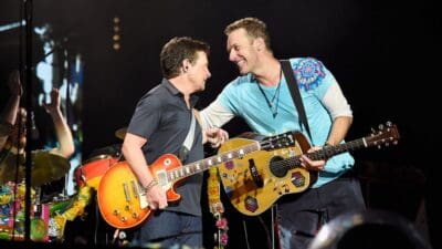 MICHAEL J. FOX SUONA A SORPRESA AL CONCERTO DEI COLDPLAY Il Decoder