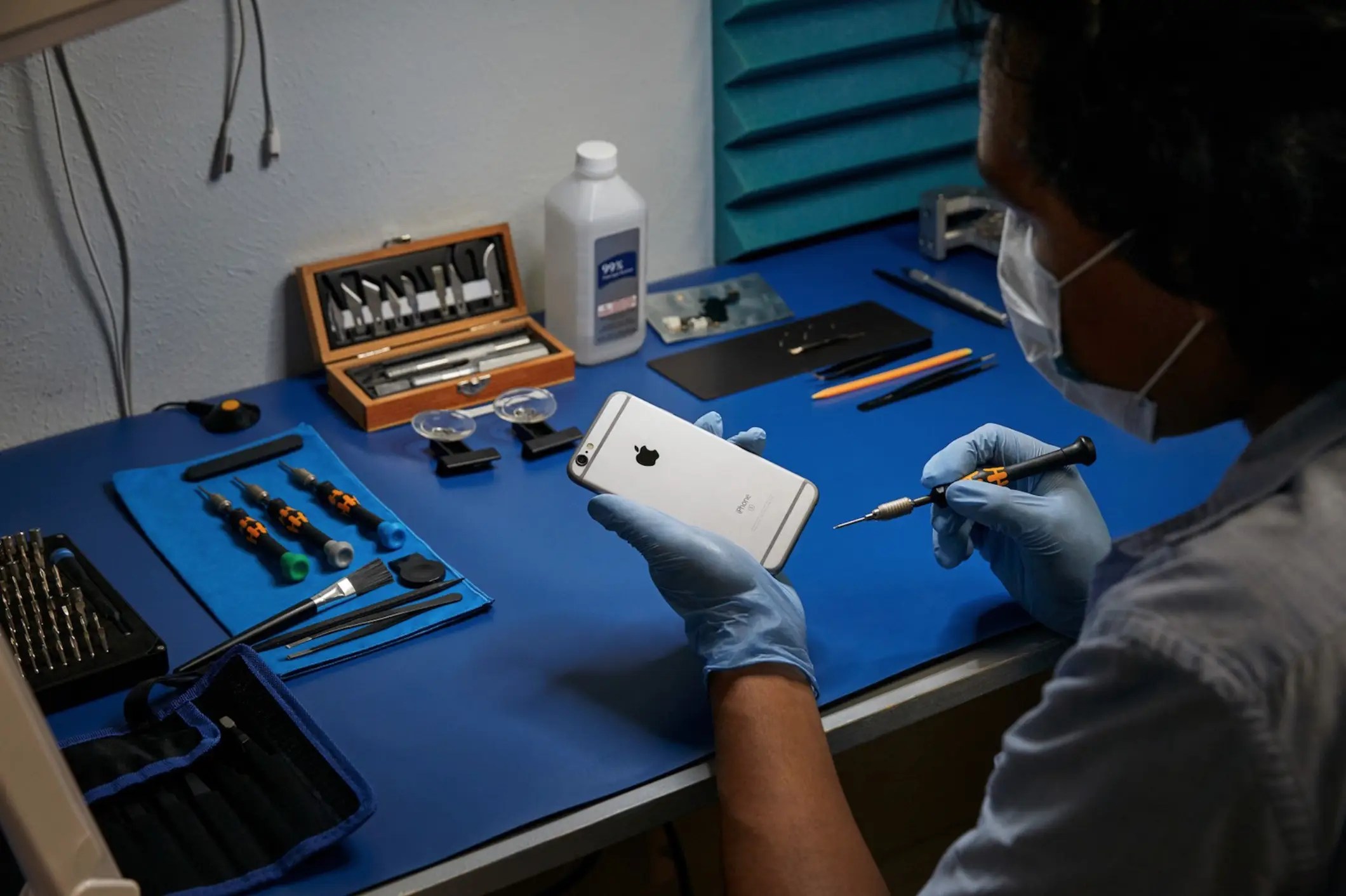 Apple’s independent phone repair program now expands to Europe and