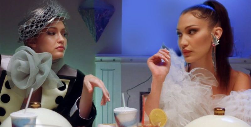 I Surreali Video Di Vogue Con Gigi E Bella Hadid - Il Post 407_x_800_jpg