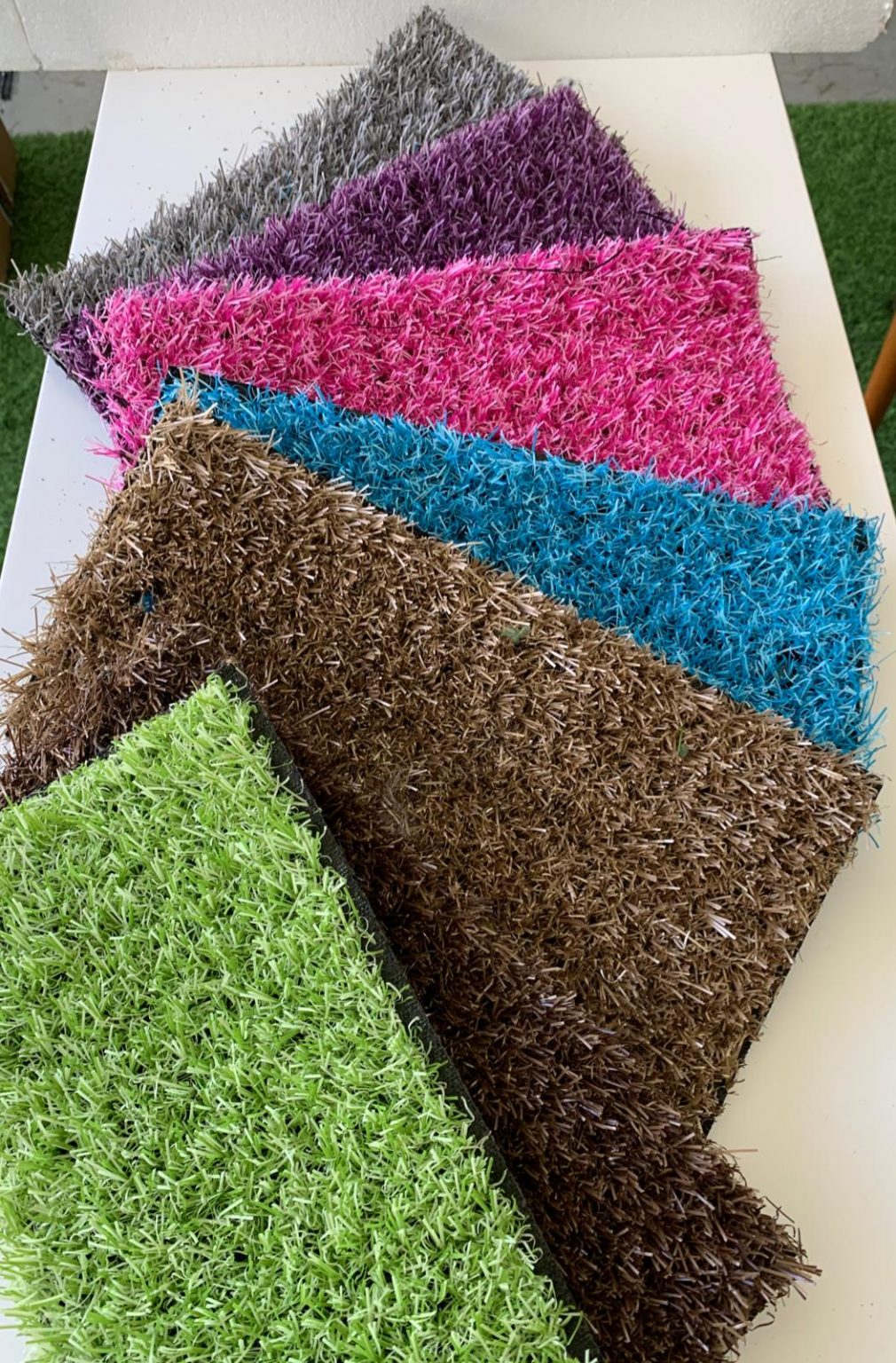 Il prato sintetico giardino è una valida alternativa al prato naturale, con un'altezza di ben 2 Web prato sintetico per giardini, bordi piscina, aree gioco, terrazze, spazi esterni. Colorado Fumè 25mm • Il Prato Finto Vero