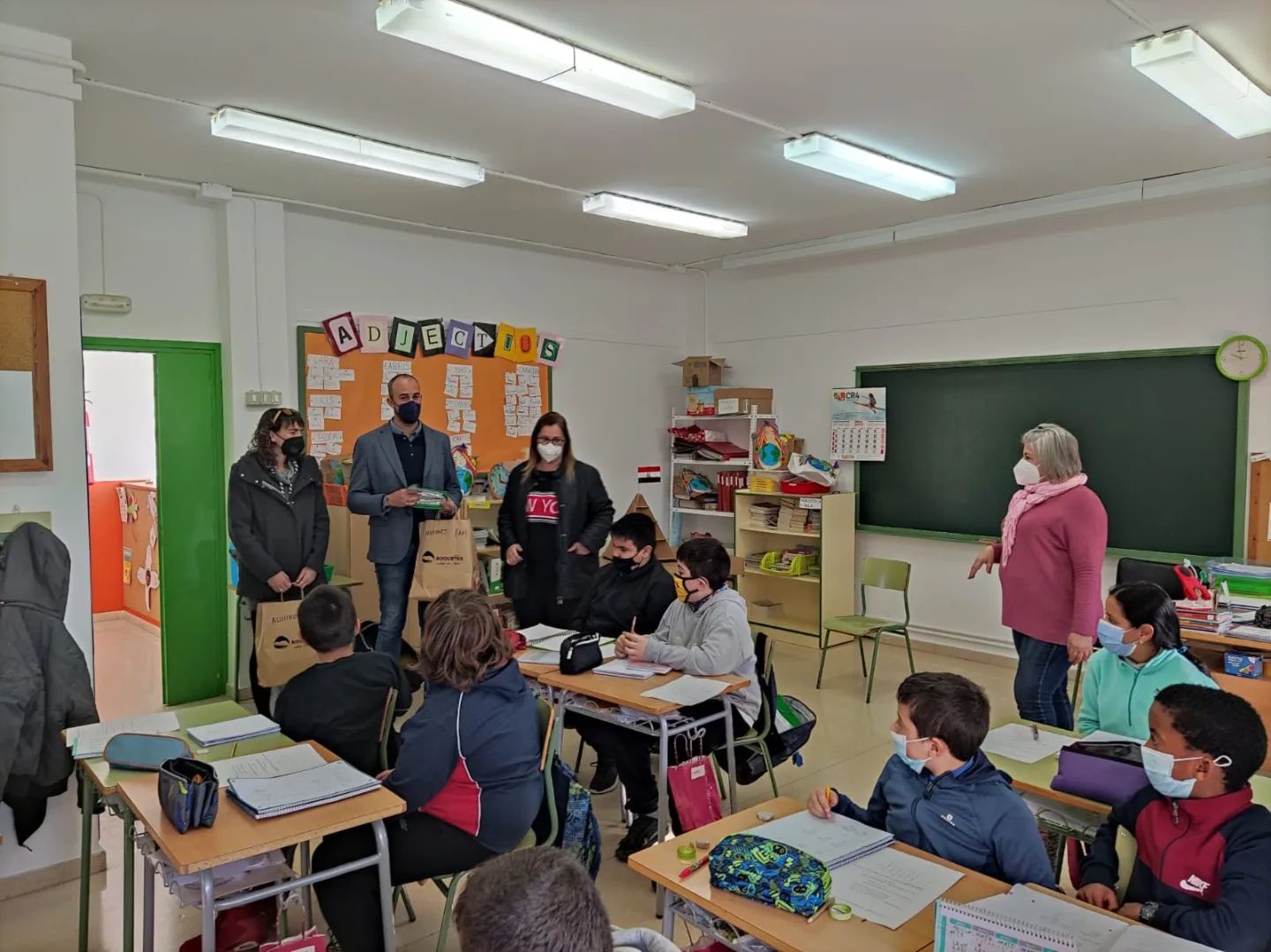 L'Ajuntament de Roquetes reparteix carmanyoles a les