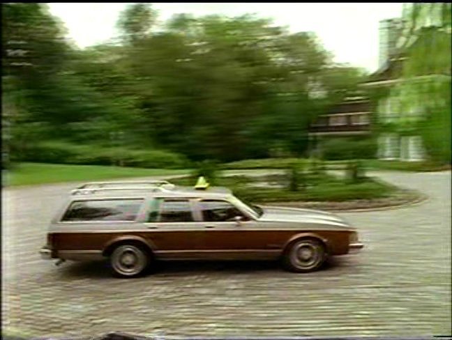 IMCDb.org: 1980 Oldsmobile Custom Cruiser in "Treacherous ... (648 x 488 Pixel)