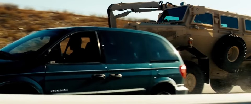 IMCDb.org: 2001 Dodge Caravan [RS] in "Transformers, 2007"