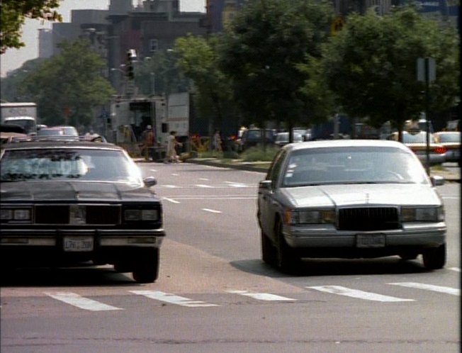 IMCDb.org: 1987 Oldsmobile Custom Cruiser in "NYPD Blue ... (652 x 498 Pixel)