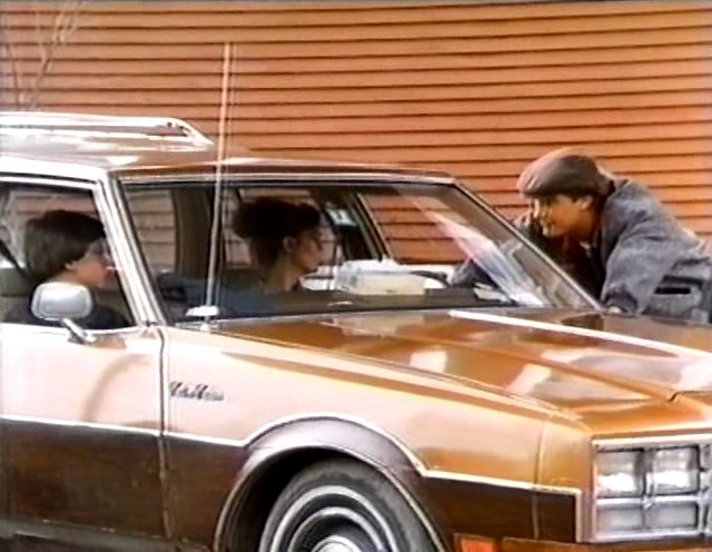 IMCDb.org: 1977 Oldsmobile Custom Cruiser in "Sweet Hearts ... (640 x 496 Pixel)