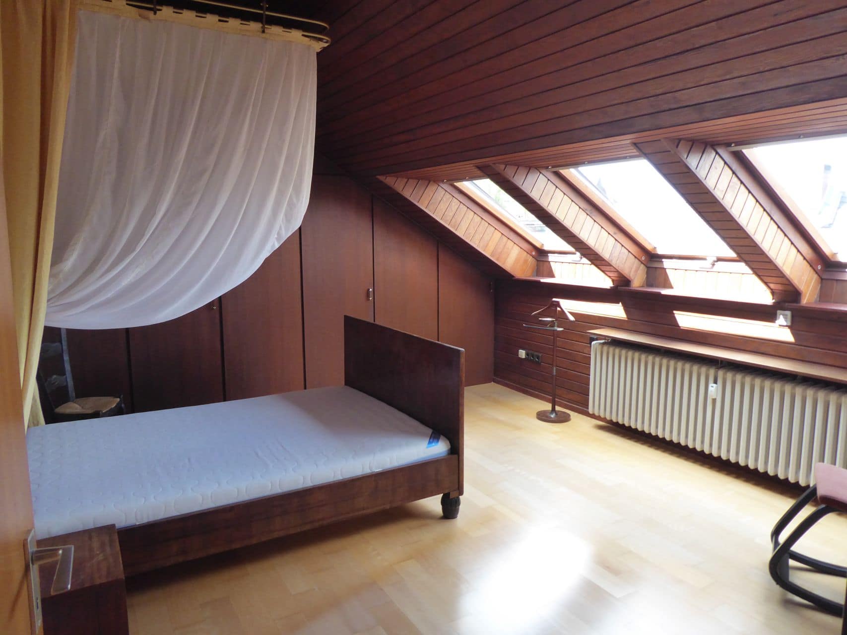 Gut geschnittene und helle 2 Zimmer Dachgeschosswohnung mit Balkon im
